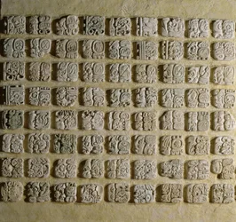Panel med glyfer, från Tempel XVIII, Palenque, Chiapas, Mexiko, senklassisk period (stuck)